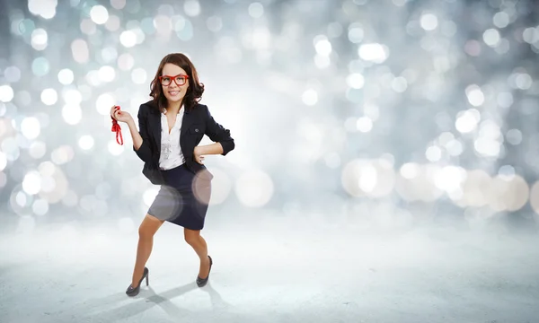 Femme drôle dans des lunettes rouges — Photo