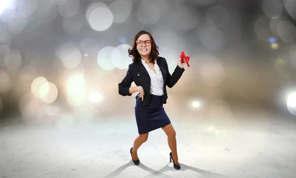 Mujer divertida en gafas rojas — Foto de Stock