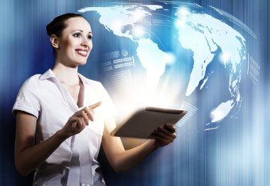 Tablet kullanan kadın