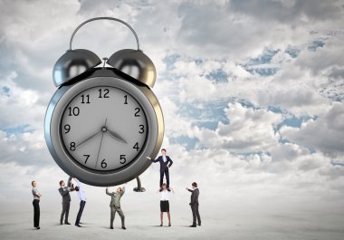 Saat ve çevresinde pek çok iş adamları