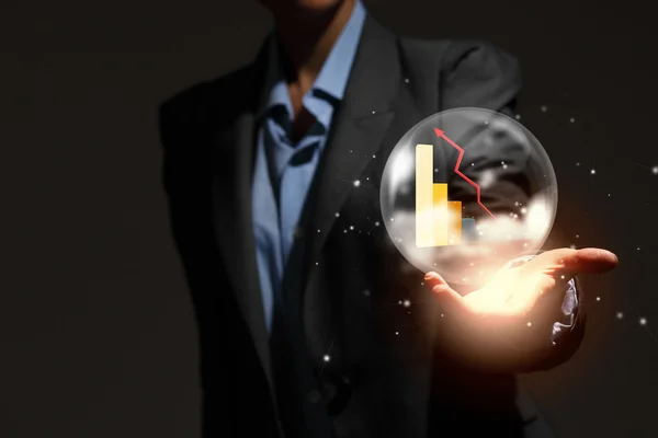 Nahaufnahme einer Geschäftsfrau, die eine Blase mit Grafiken in der Hand hält — Stockbild Geschäftsambitionen — Stockfoto