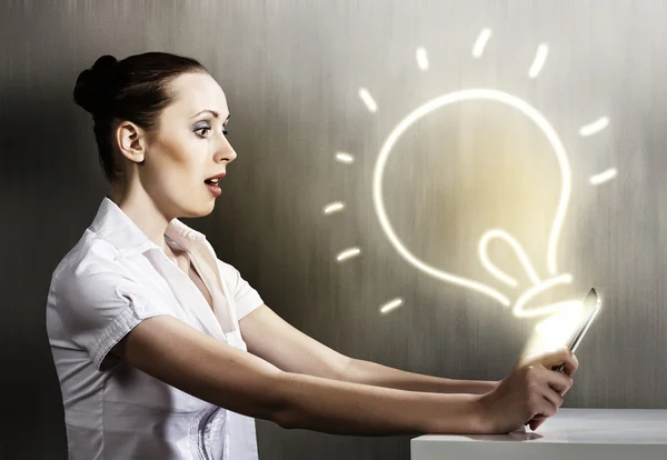 Woman using tablet pc — Stock Photo, Image