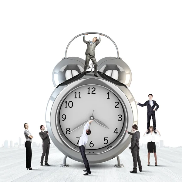 Clock and many businesspeople around — Stock Photo, Image
