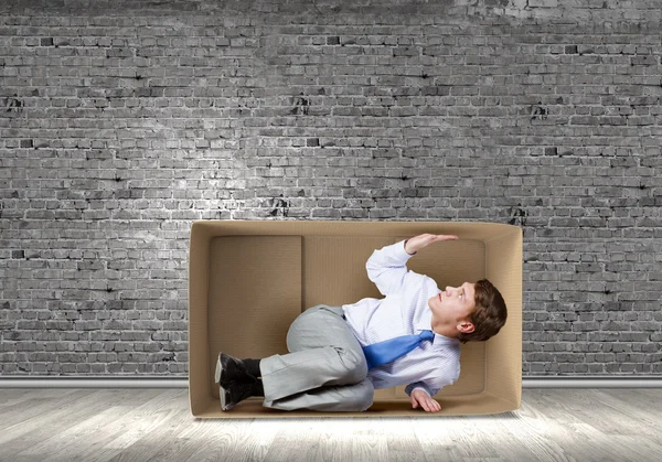 Hombre en caja — Foto de Stock