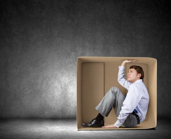 Hombre en caja — Foto de Stock