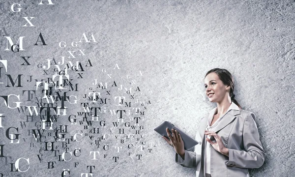 Frau mit Tablet-PC — Stockfoto