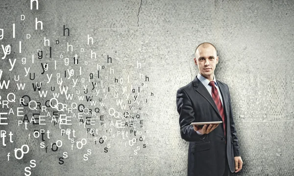 Hombre usando la PC tableta — Foto de Stock