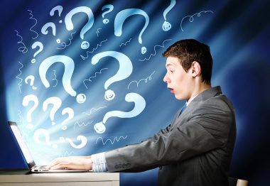 dizüstü bilgisayar kullanan adam