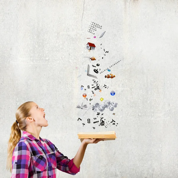 Ragazza con libro — Foto Stock