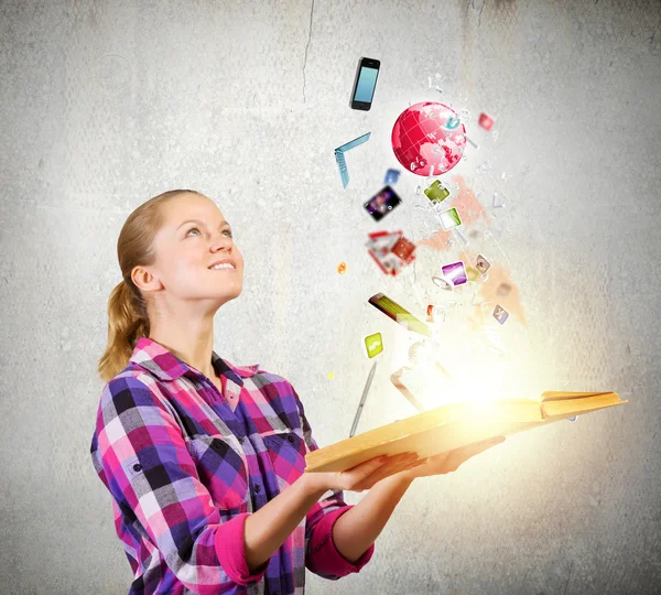 Menina com livro — Fotografia de Stock