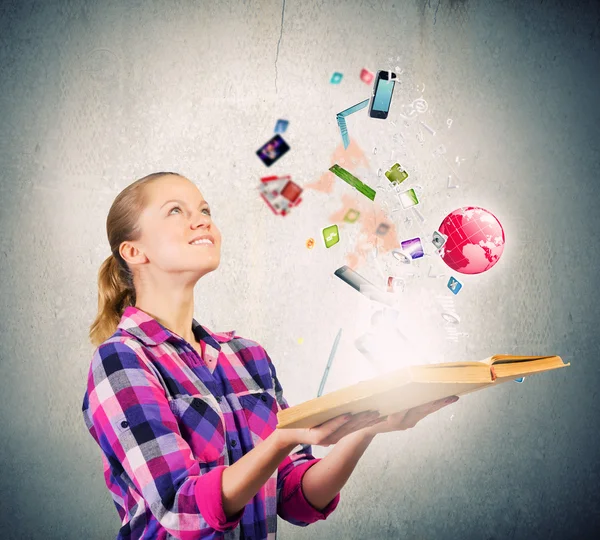 Chica con libro — Foto de Stock