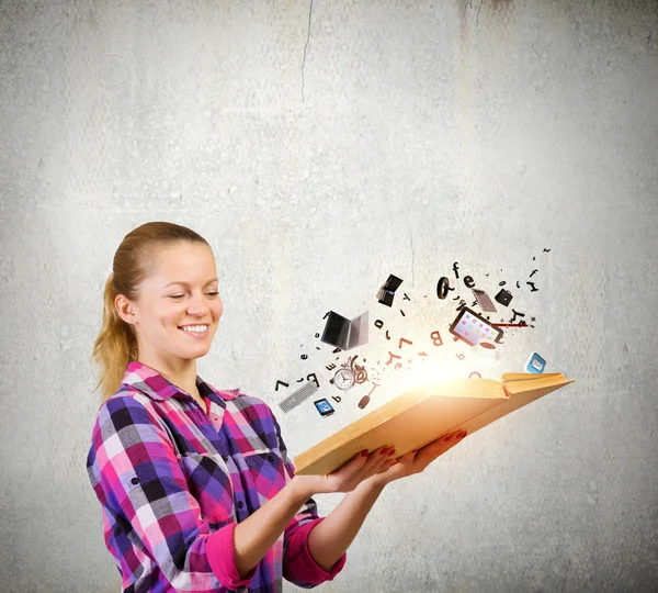 Menina com livro — Fotografia de Stock