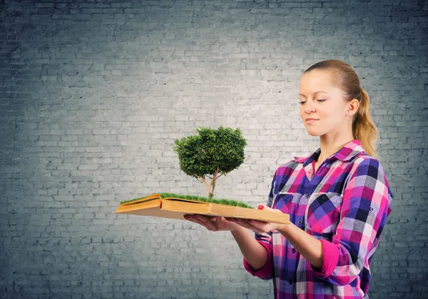 Chica con libro — Foto de Stock