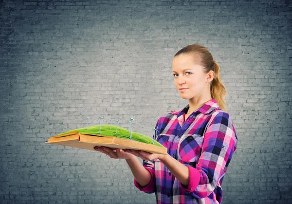 Vrouw met boek — Stockfoto