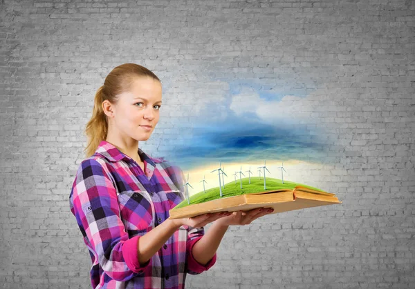 Mujer con libro — Foto de Stock