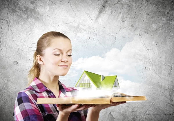 Chica con libro — Foto de Stock