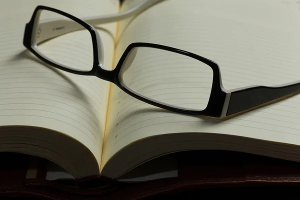 Notepad and glasses — Stock Photo, Image