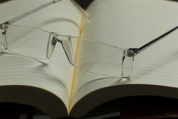 Bloco de notas e óculos — Fotografia de Stock