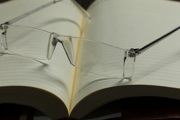 Notepad and glasses — Stock Photo, Image