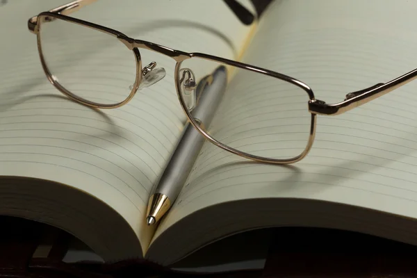 Notepad and glasses — Stock Photo, Image