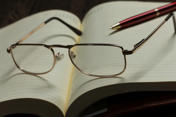 Notepad and glasses — Stock Photo, Image