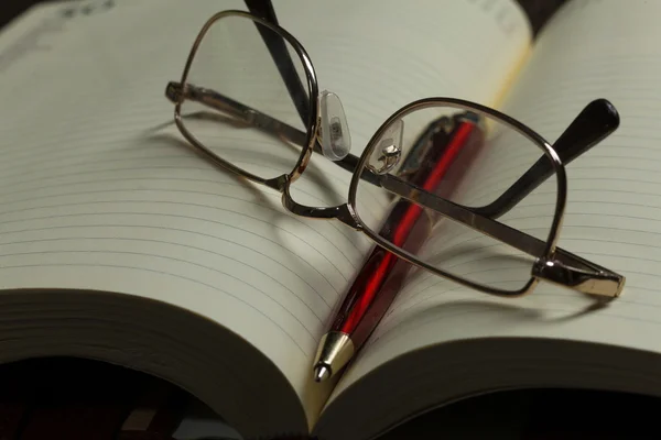 Notepad and glasses — Stock Photo, Image