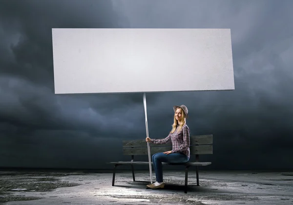 Vrouw met banner — Stockfoto