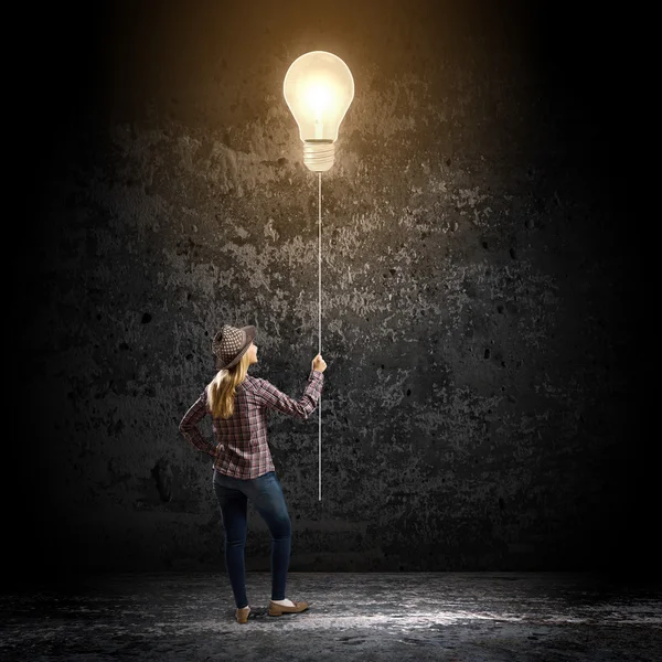 Frau mit Luftballon — Stockfoto