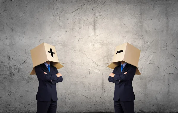 Hombre con caja en la cabeza — Foto de Stock