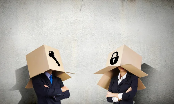 Hombre con caja en la cabeza — Foto de Stock