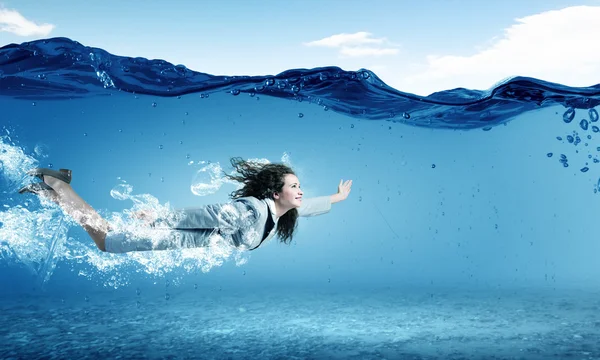 Mujer bajo el agua —  Fotos de Stock