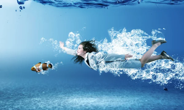 Mujer bajo el agua — Foto de Stock