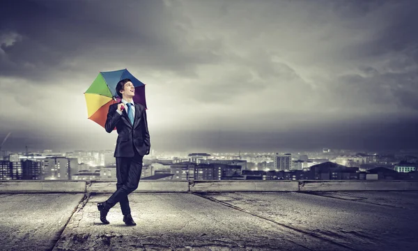 Mann mit Regenschirm — Stockfoto