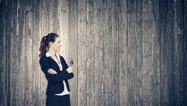 Frau mit Pinsel — Stockfoto