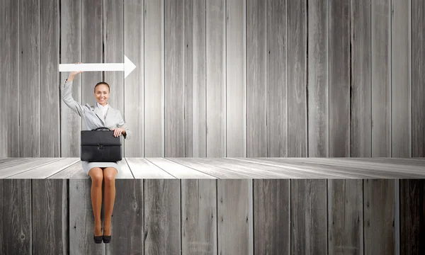 Mujer de negocios con flecha — Foto de Stock