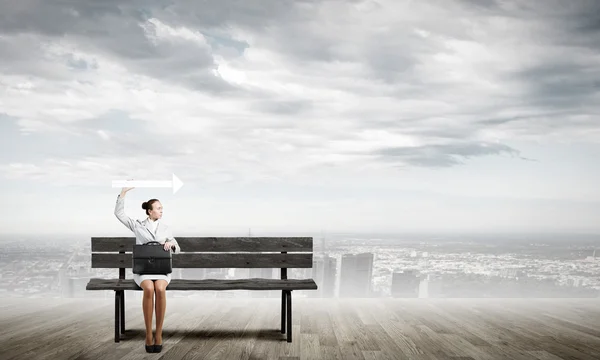 Mujer de negocios con flecha — Foto de Stock