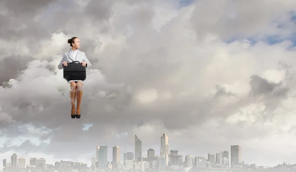 Frau auf Wolke sieben — Stockfoto