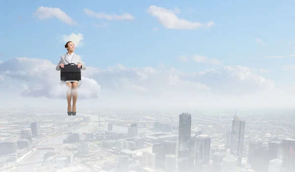 Frau auf Wolke sieben — Stockfoto