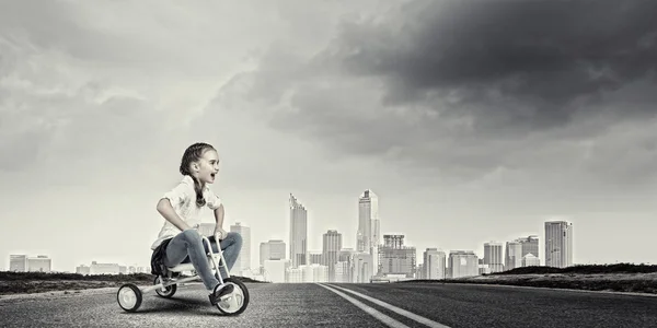 Menina andar de bicicleta — Fotografia de Stock