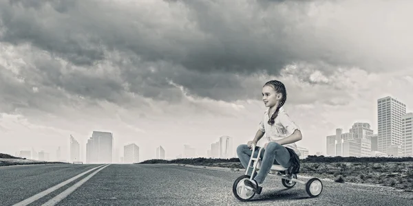 Bicicleta de montar chica — Foto de Stock