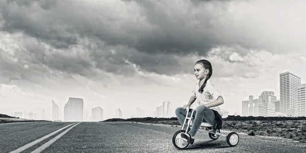 女の子自転車に乗る — ストック写真