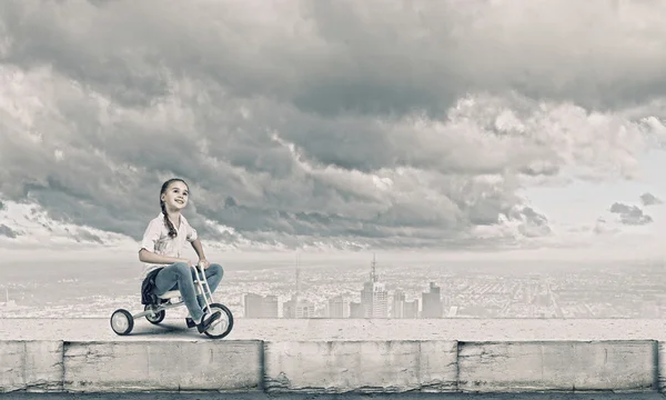 자전거타는 소녀 — 스톡 사진