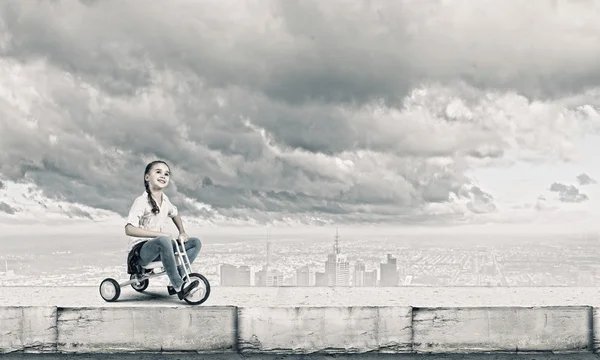 Велосипед їзда дівчина — стокове фото