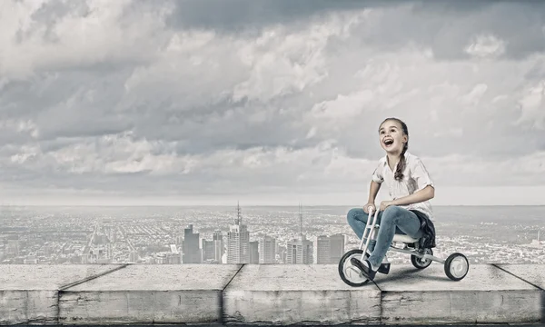 女の子自転車に乗る — ストック写真