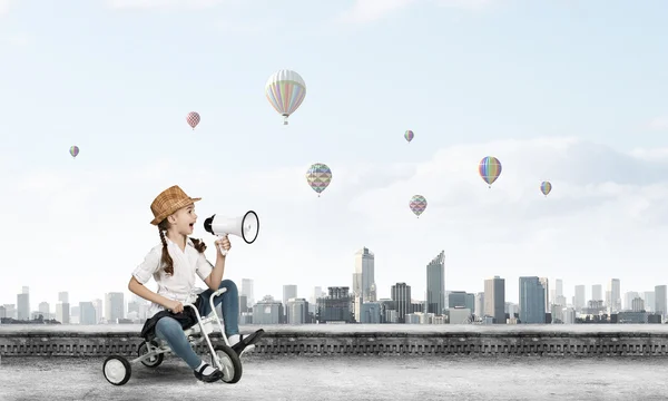 Menina andar de bicicleta — Fotografia de Stock