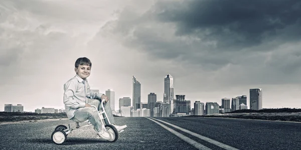 Ragazzo in bicicletta — Foto Stock