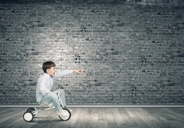 Niño montar en bicicleta —  Fotos de Stock