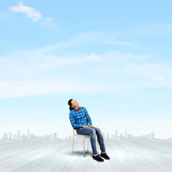 Mujer en silla — Foto de Stock