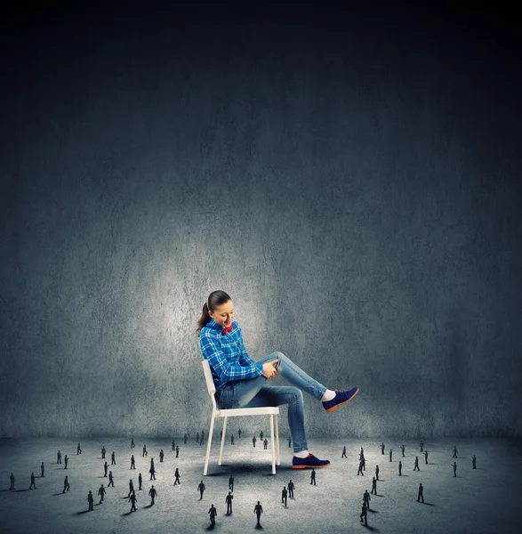 Mujer en silla — Foto de Stock