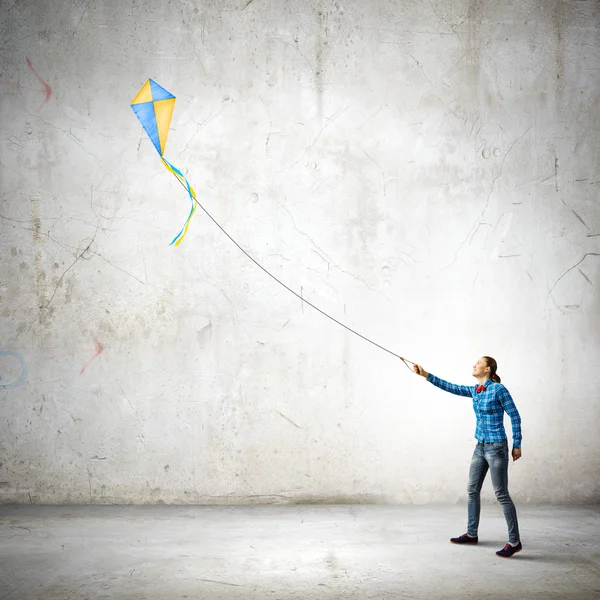 Vrouw met kite — Stockfoto